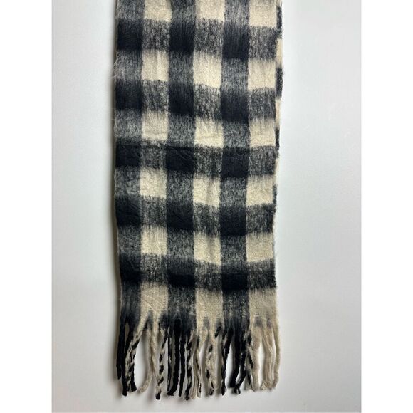 Black and cream Plaid oversized scarf - Picture 5 of 7